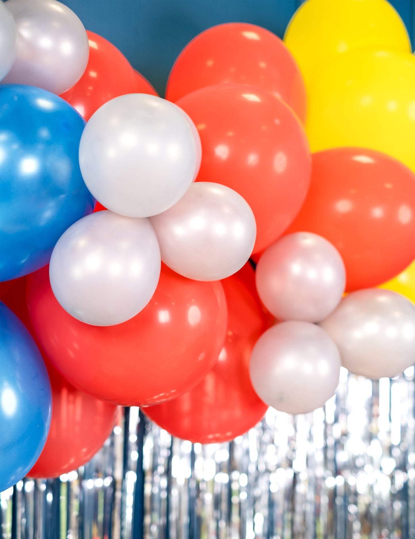 100 mini strieborných metalických latexových balónov s priemerom 13 cm na párty dekorácie