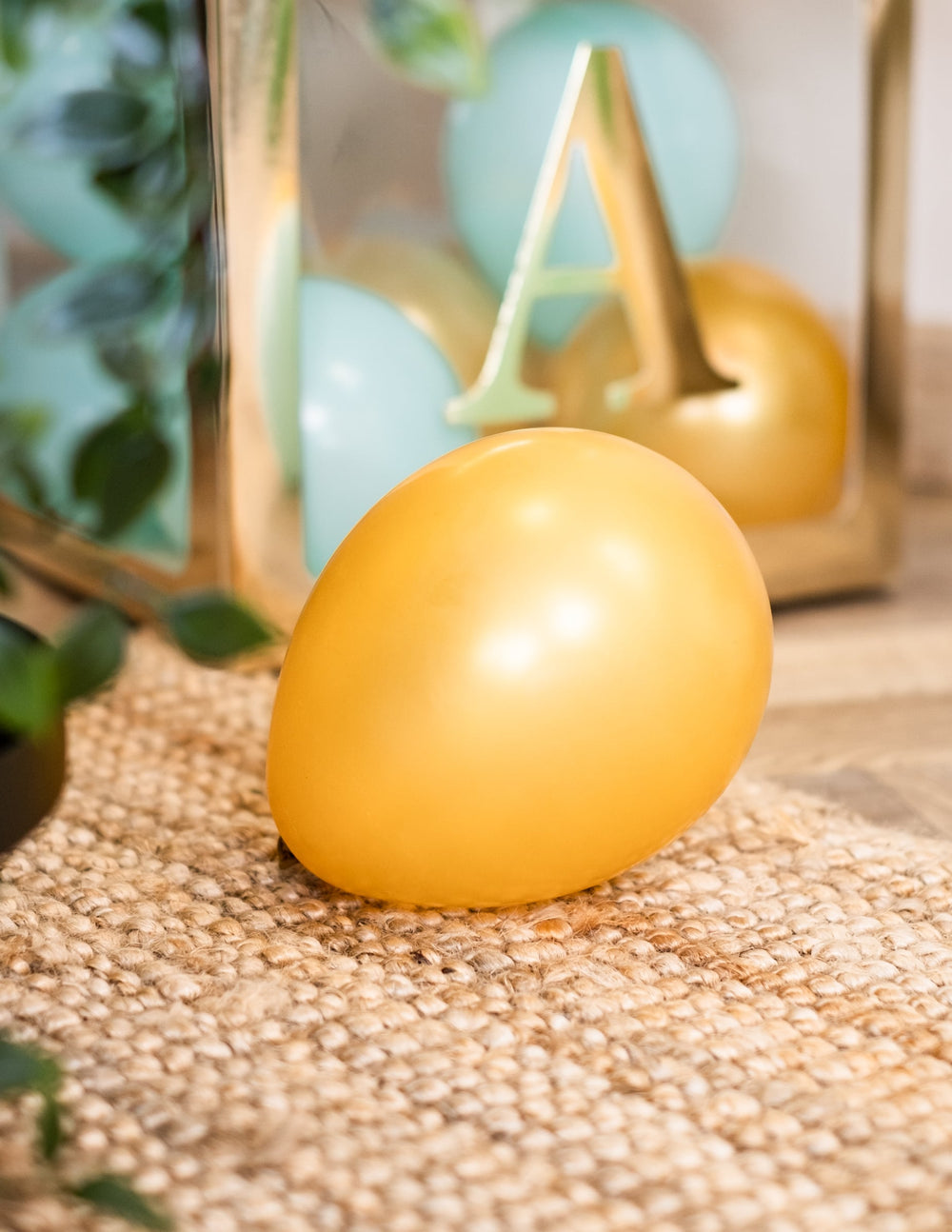 Gros plan sur un des mini ballons latex métallisés pour arche dorés