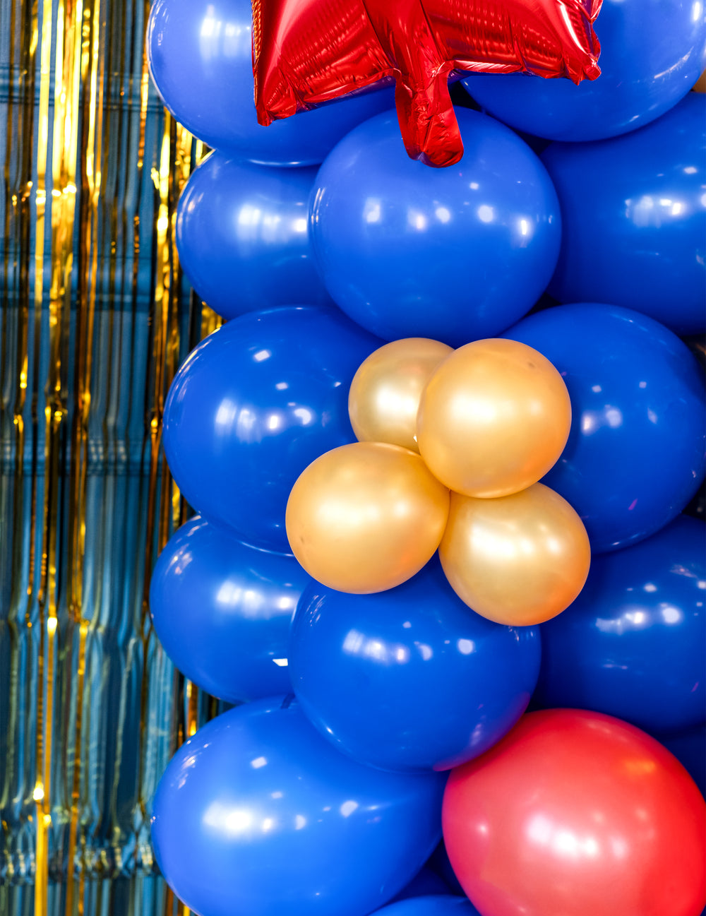 Détail de l'assemblage des mini ballons latex métallisés pour arche dorés
