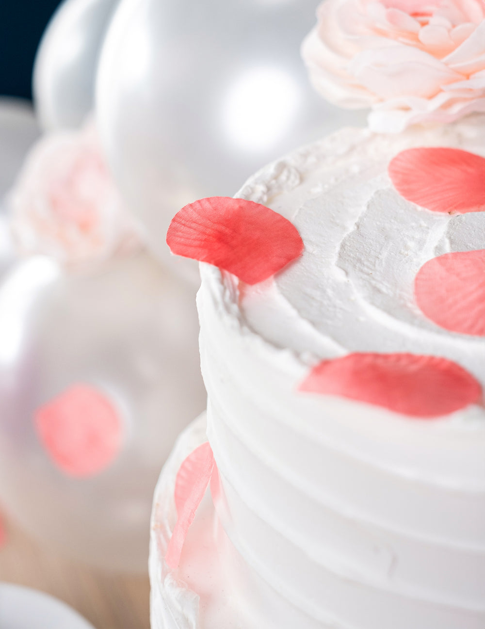 Mise en situation sur un gâteau du 100 pétales de rose mariage