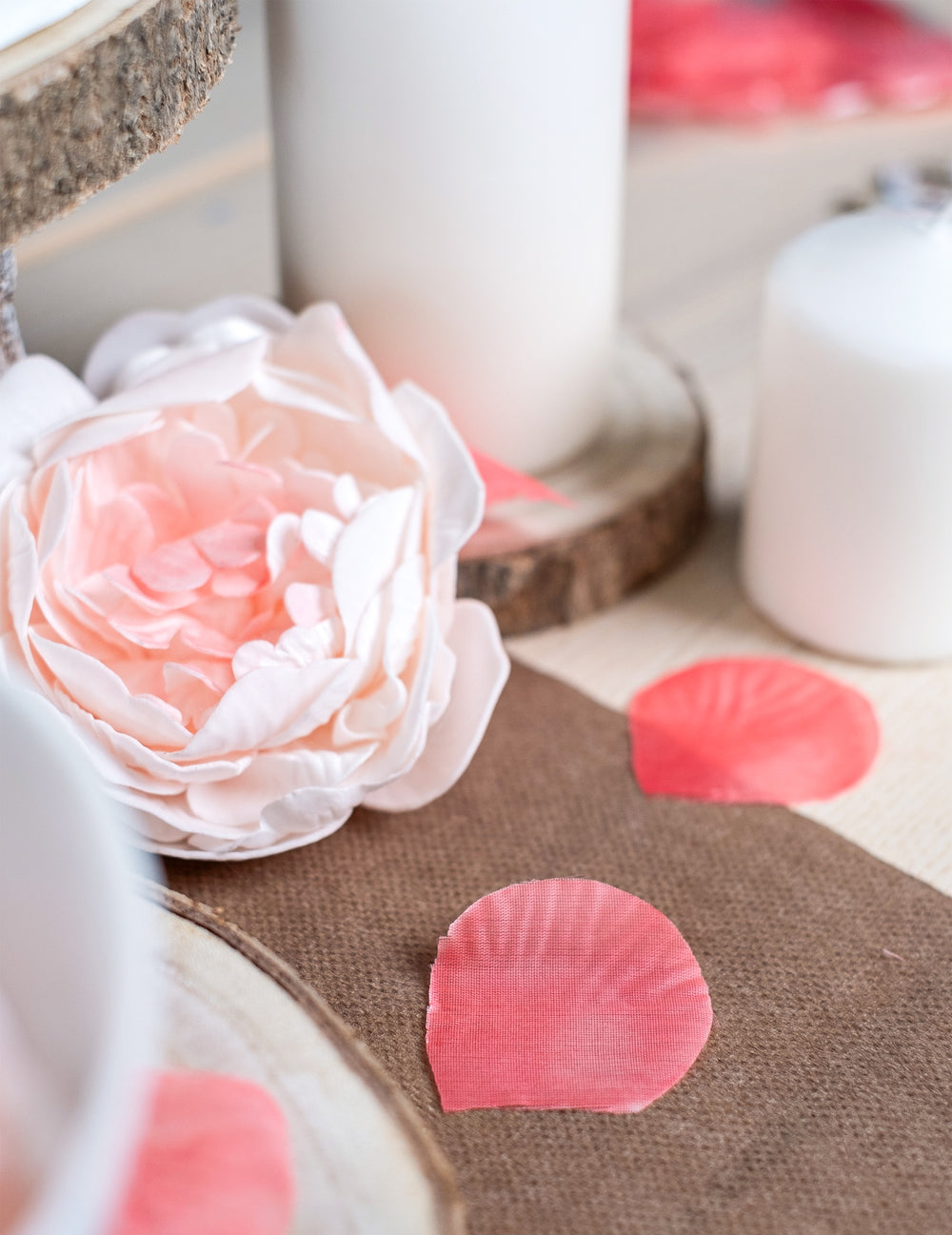 Mise en situation sur une table du 100 pétales de rose mariage