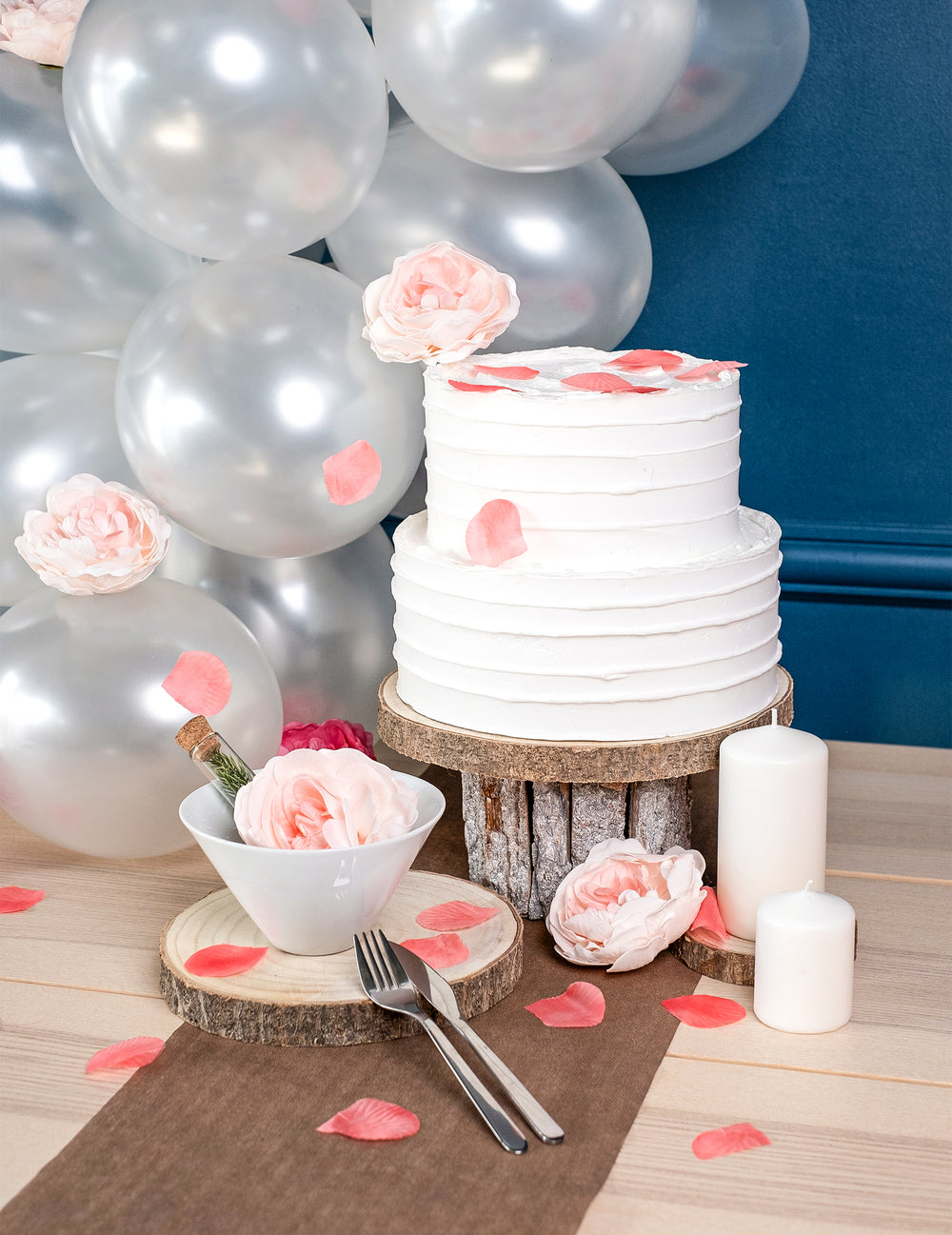 Vue d'ensemble de la mise en scène du 100 pétales de rose mariage