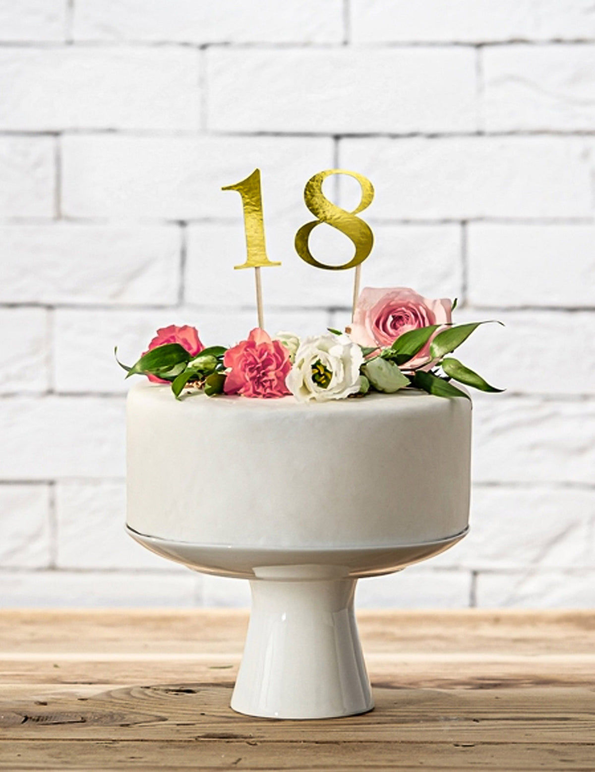Mise en situation sur un gâteau du marque tables sur piques chiffres 0 à 10 dorés