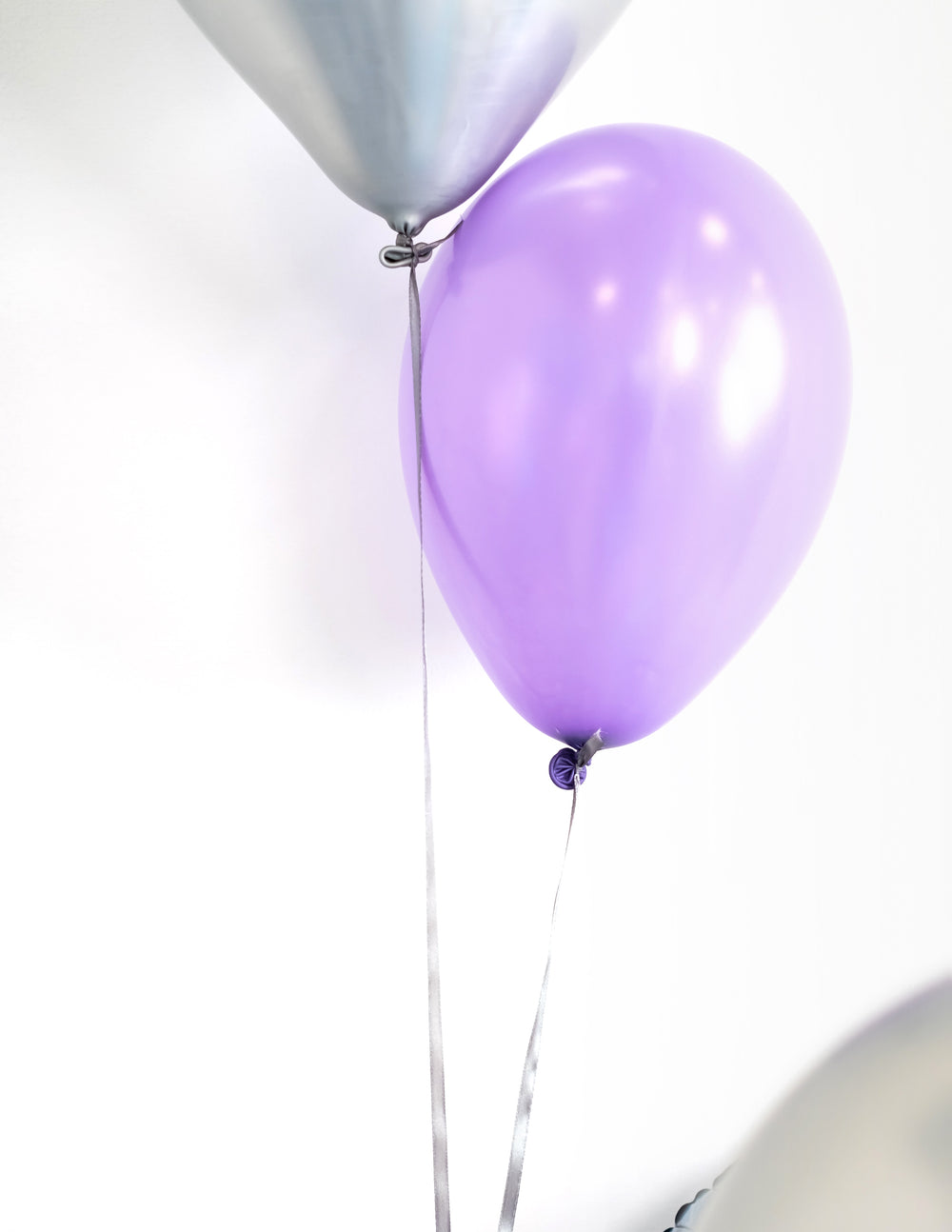Gros plan sur les ballons avec rubans des ballons métallisés de fête pour décoration parme