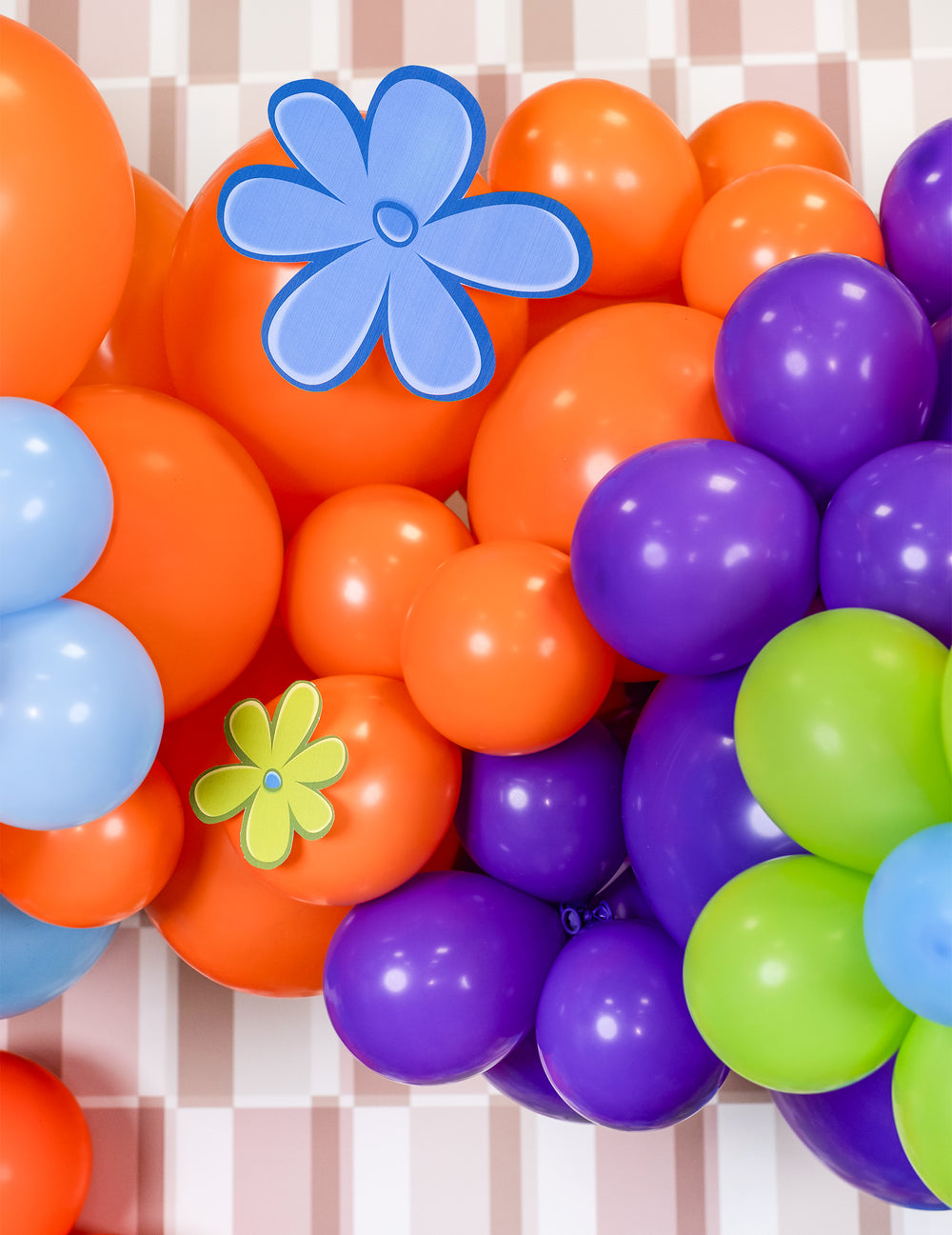 Détail des fleurs décoratives des ballons pour fête orange