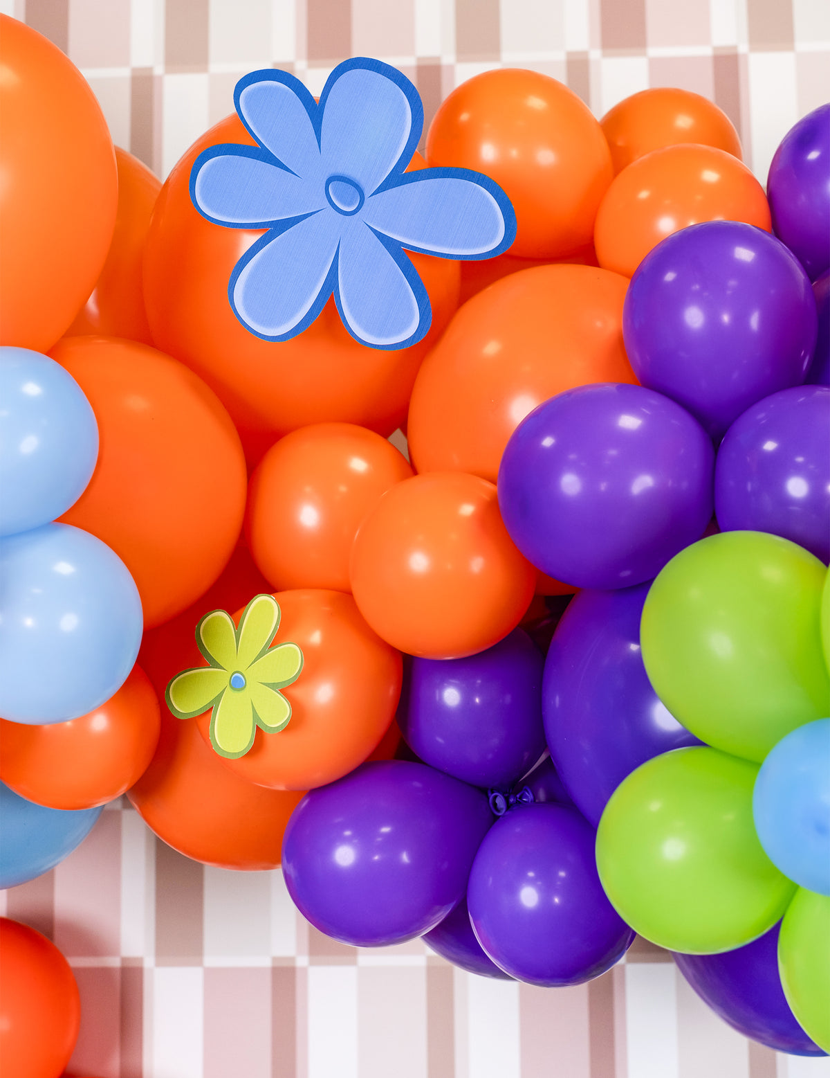Détail des fleurs décoratives des ballons pour fête orange
