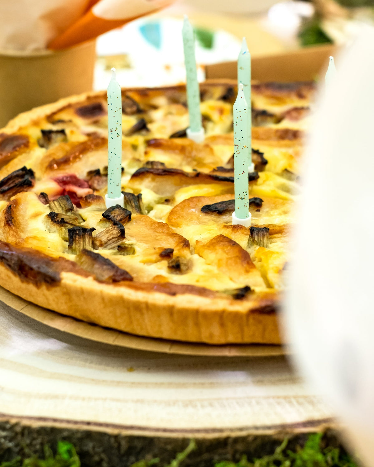 Gros plan des bougies menthe à paillettes pour anniversaire