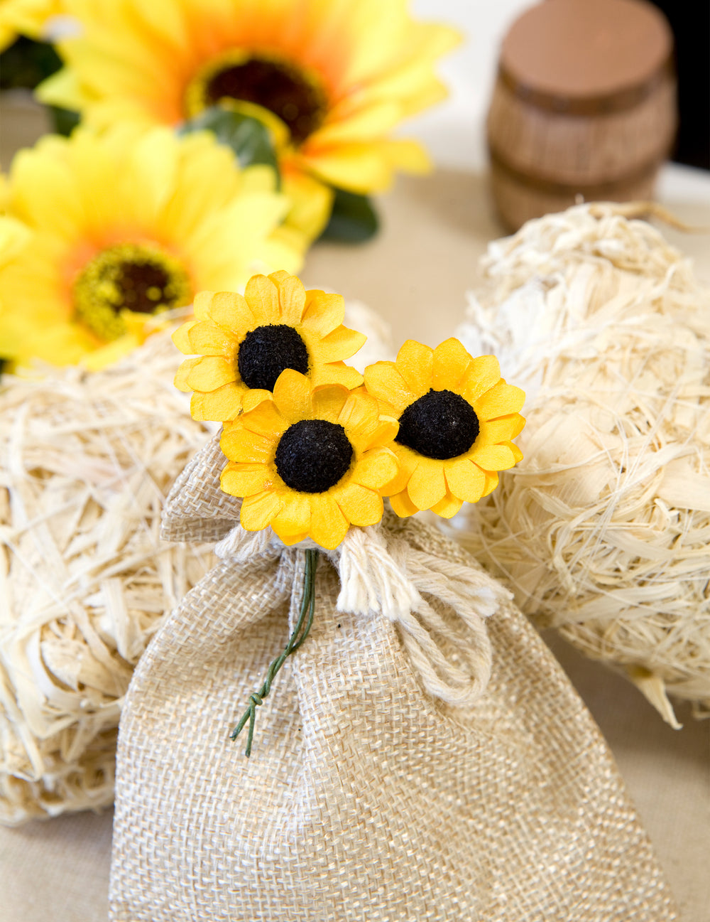 Mise en situation sur un sachet en jute des 12 fleurs des champs type tournesols