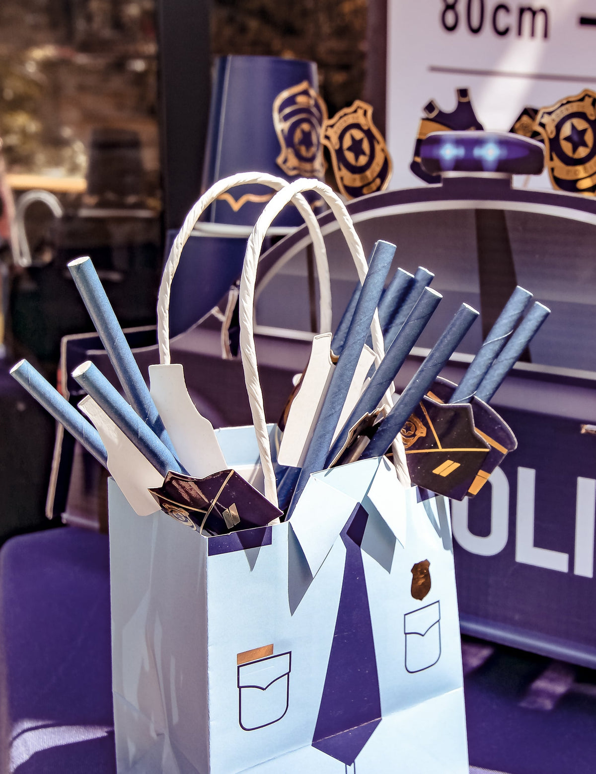 Mise en situation des pailles police pour fête