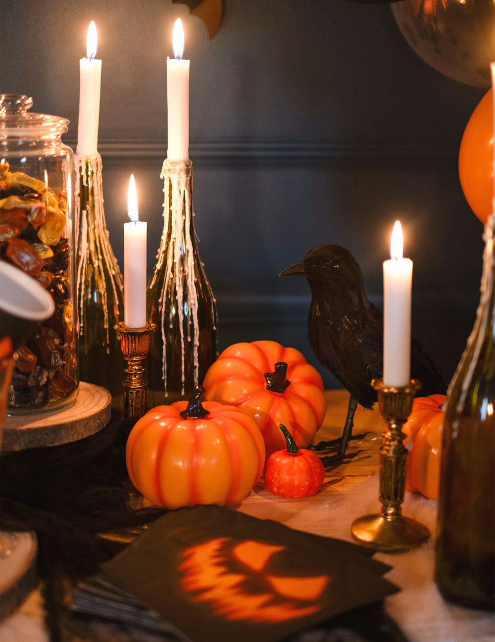 Mise en scène des petites citrouilles d'Halloween pour décoration