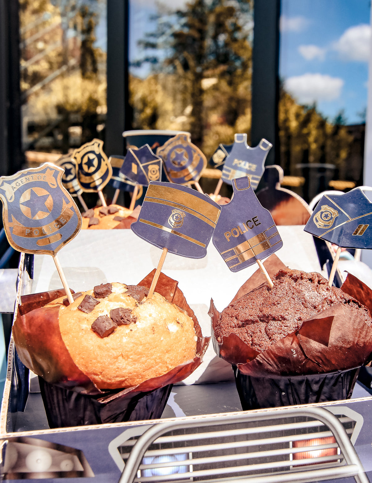 Mise en situation sur des muffins des 12 pics police marine et or