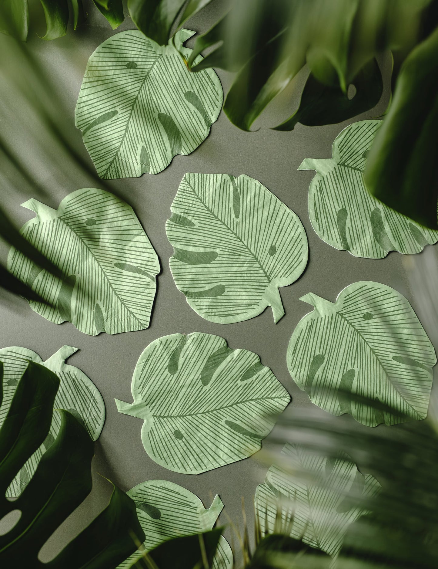 12 papierové servítky s listom monstera zelené 29,1 x 36 cm