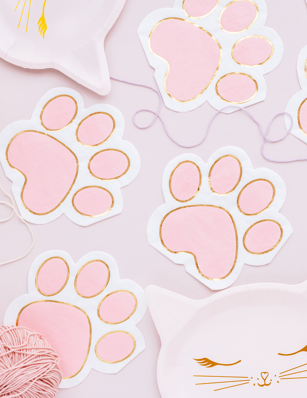 Détail du contour doré des serviettes en papier pattes de chat