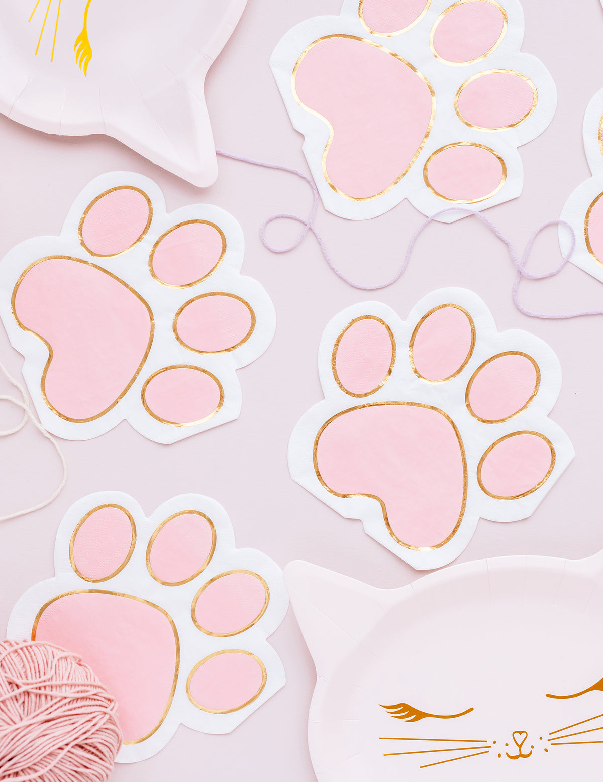 Détail du contour doré des serviettes en papier pattes de chat