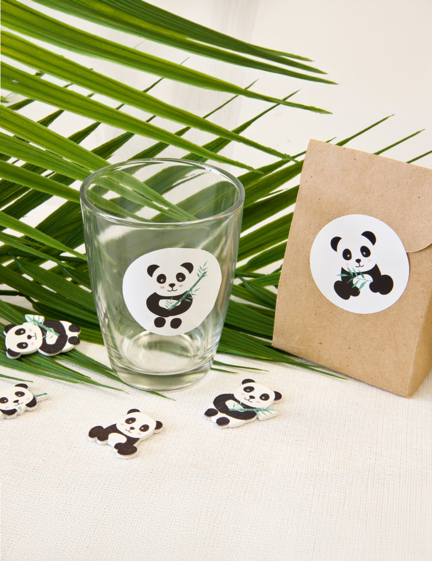 Exemple d'utilisation sur un verre et un sachet kraft du stickers autocollants ronds panda