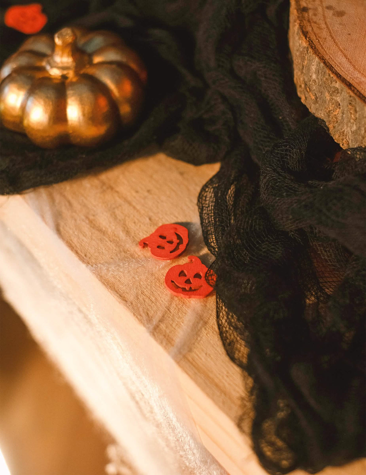 Usporiadanie konfiet na stôl tekvica pre halloween