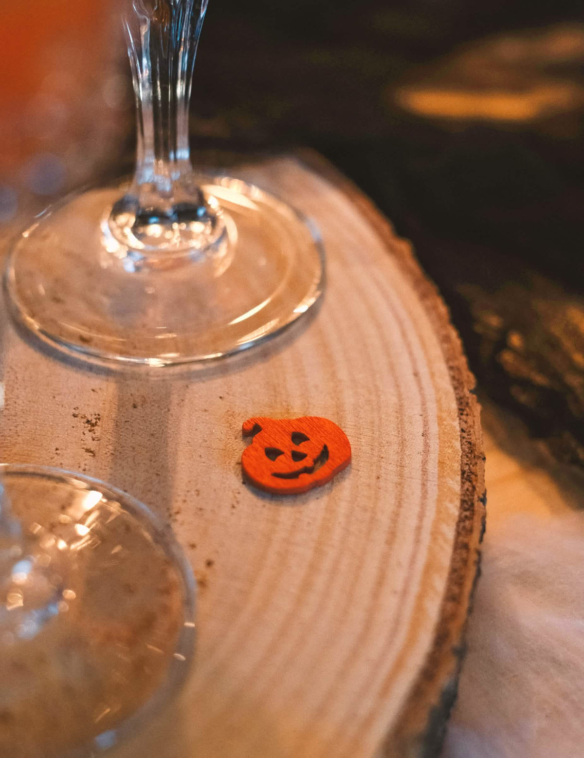 Detail na oranžová tekvica konfety na stôl tekvica na halloween