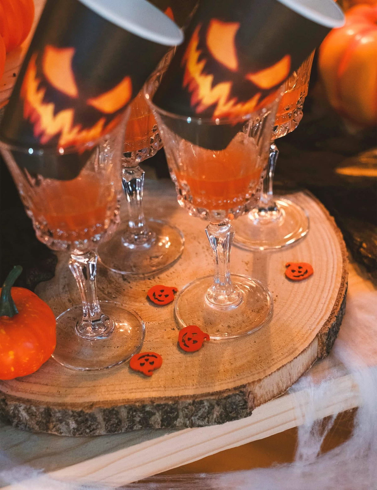 Zinscenované na stole s konfety na stôl tekvica na halloween