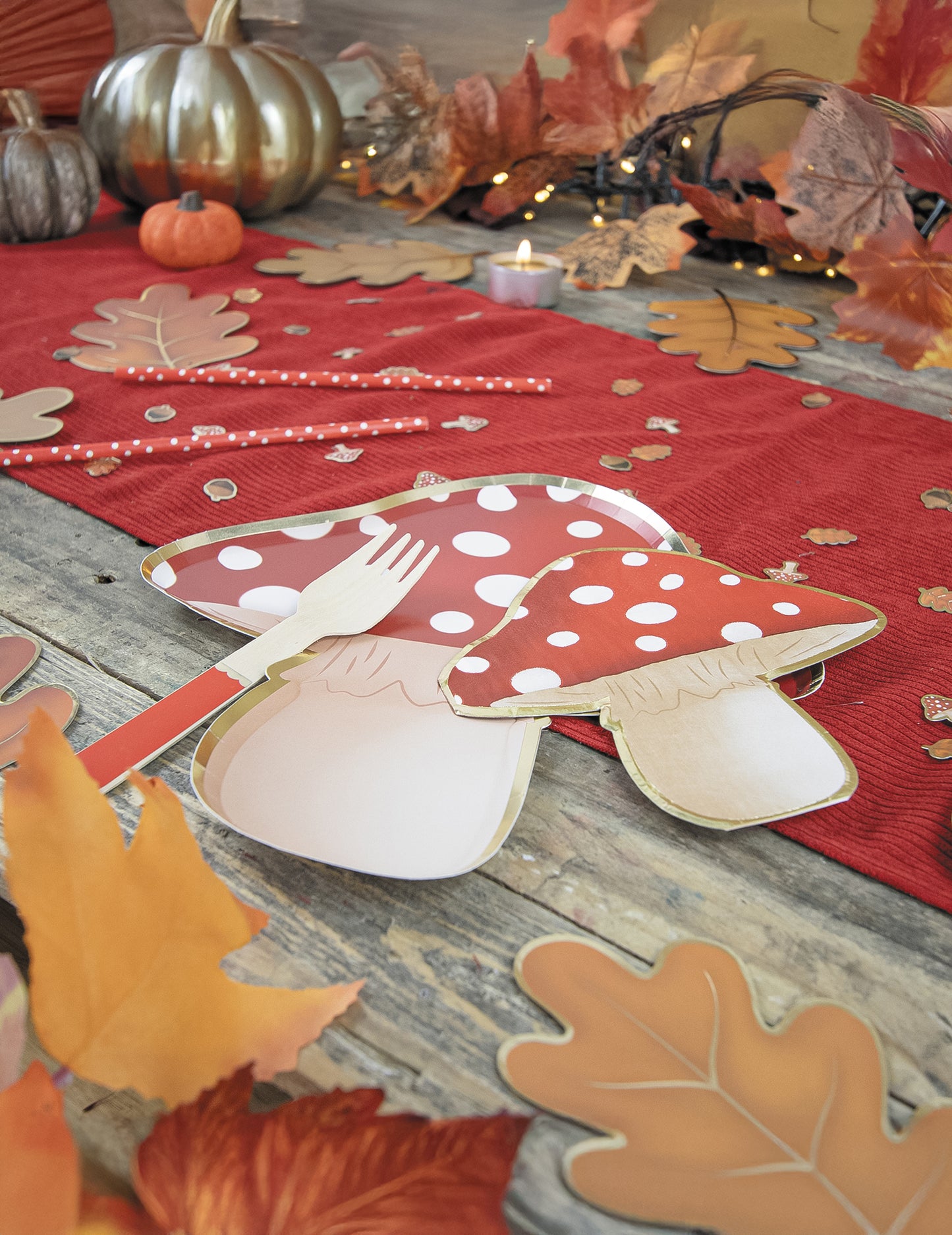 16 červeno-bielych papierových obrúskov v tvare húb s rozmermi 29 x 32 cm