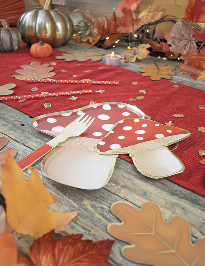 16 červeno-bielych papierových obrúskov v tvare húb s rozmermi 29 x 32 cm