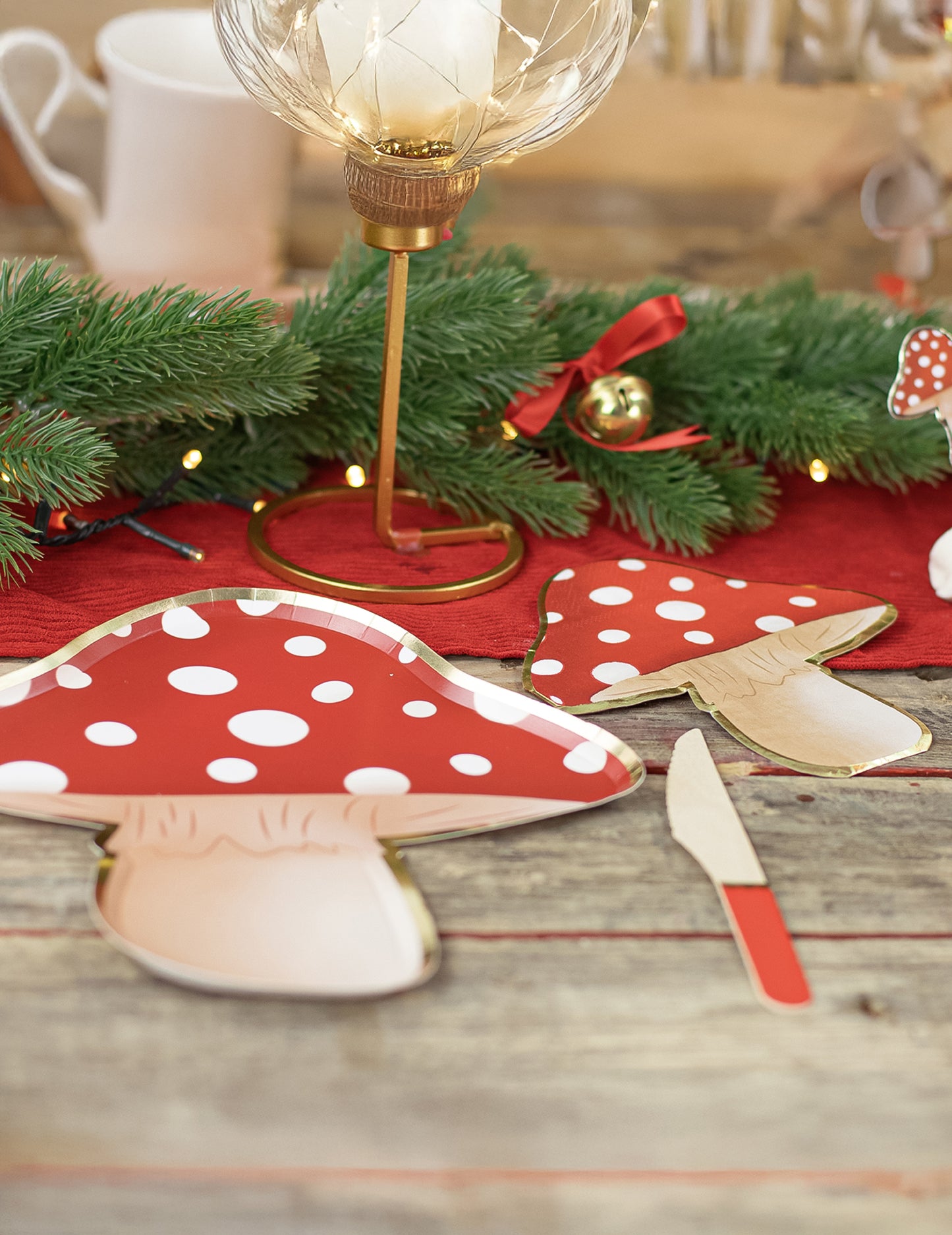 16 červeno-bielych papierových obrúskov v tvare húb s rozmermi 29 x 32 cm