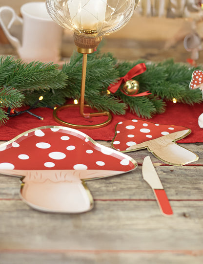 16 červeno-bielych papierových obrúskov v tvare húb s rozmermi 29 x 32 cm