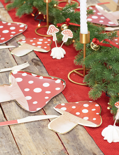 16 červeno-bielych papierových obrúskov v tvare húb s rozmermi 29 x 32 cm