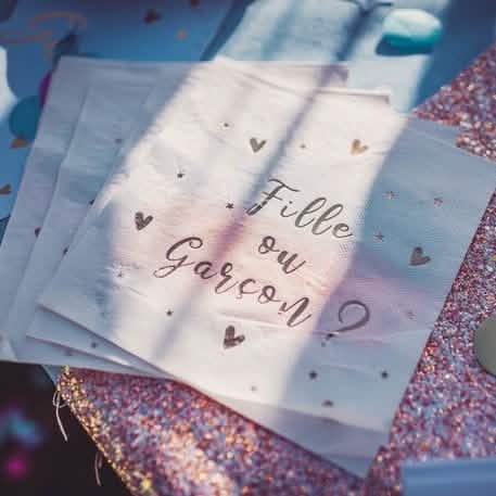 Veľký detail nápisu na papierové obrúsky dievča alebo chlapec pre baby shower ružová modrá a zlatá