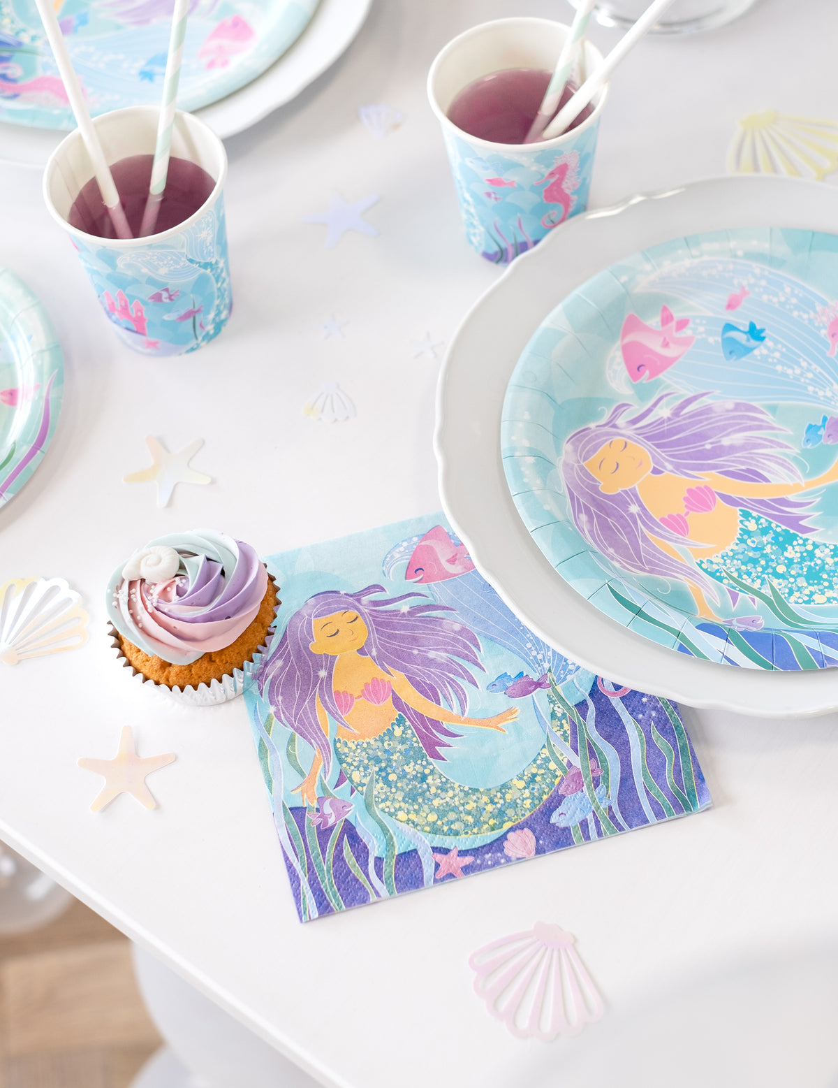 Mise en scène de la table d'anniversaire avec les serviettes en papier jolie sirène scintillante