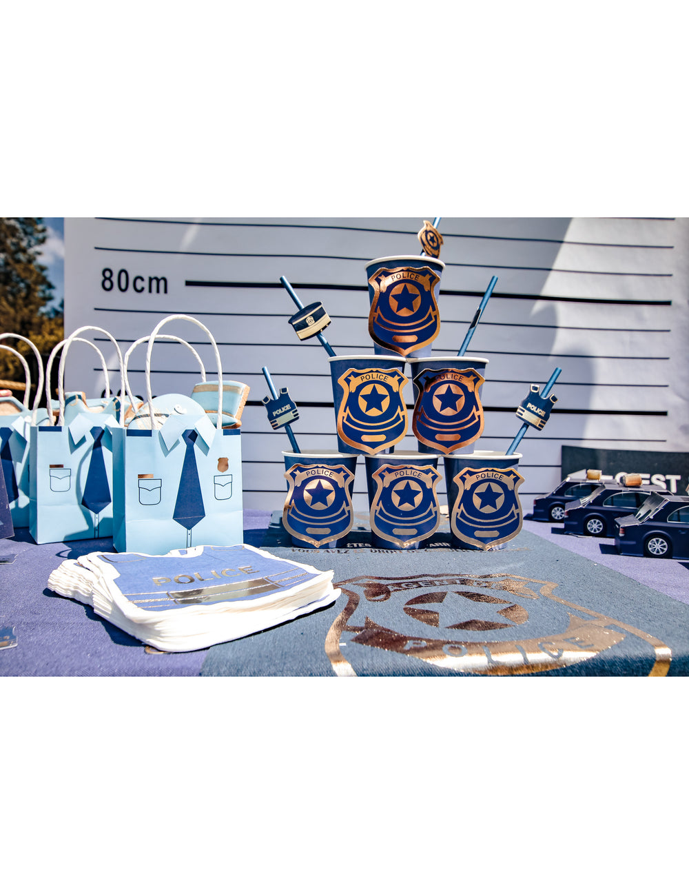 Mise en situation sur table de fête des serviettes en papier police pour enfant