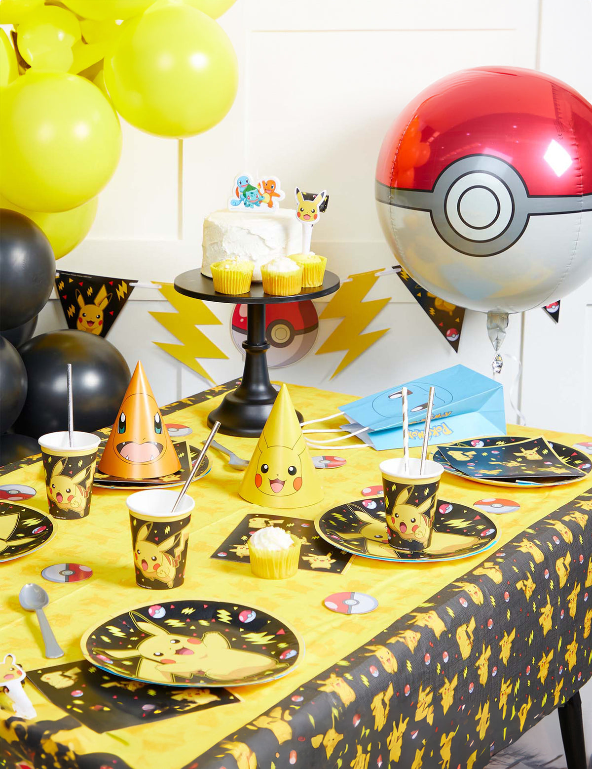 Mise en situation sur une table de fête des serviettes en papier Pokémon Pikachu