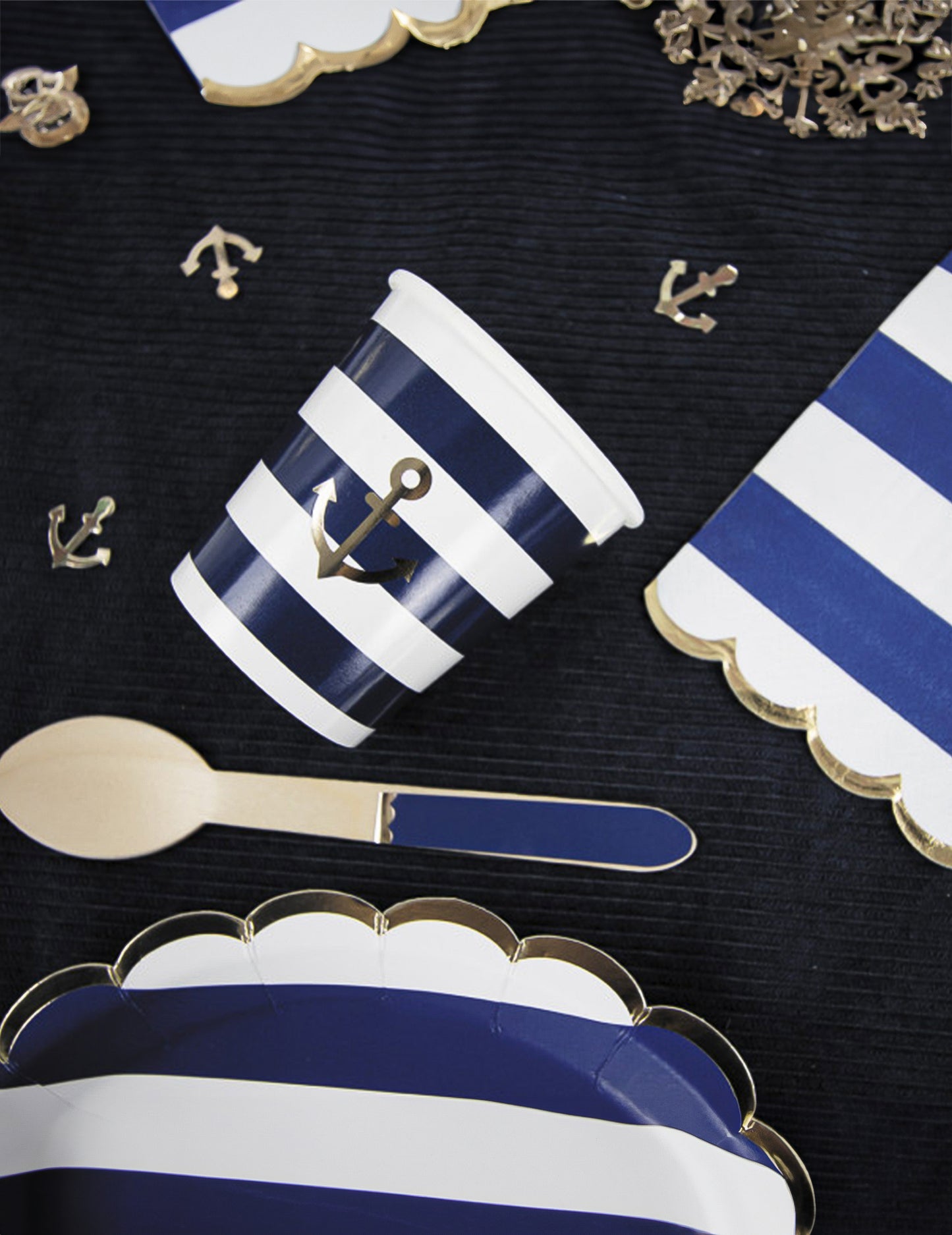 16 vlnčekových papierových obrúskov s námorníckym pruhovaným vzorom, 33 x 33 cm so zlatými okrajmi