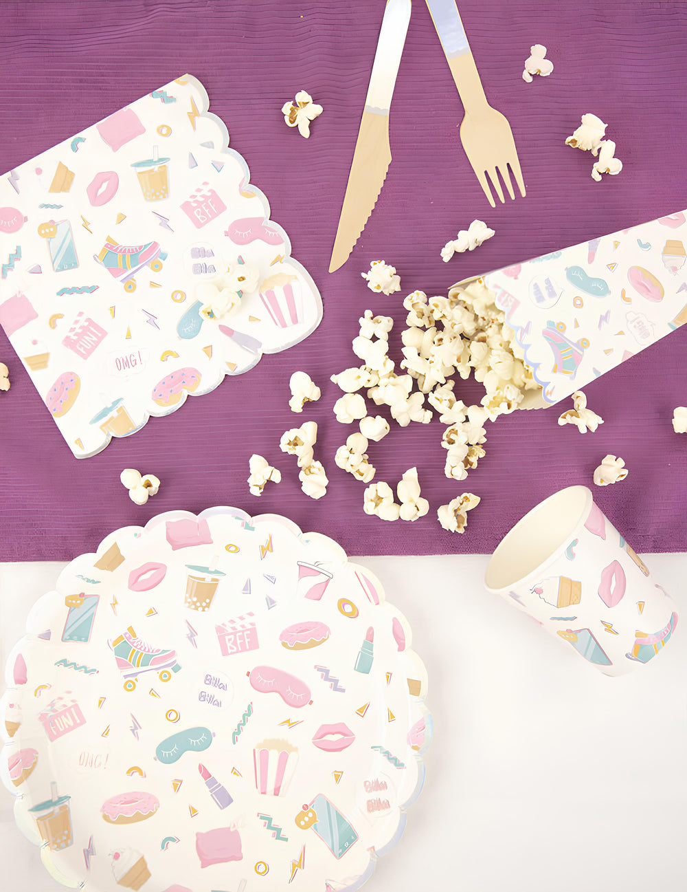 Mise en situation des serviettes en papier festonnées pyjama party
