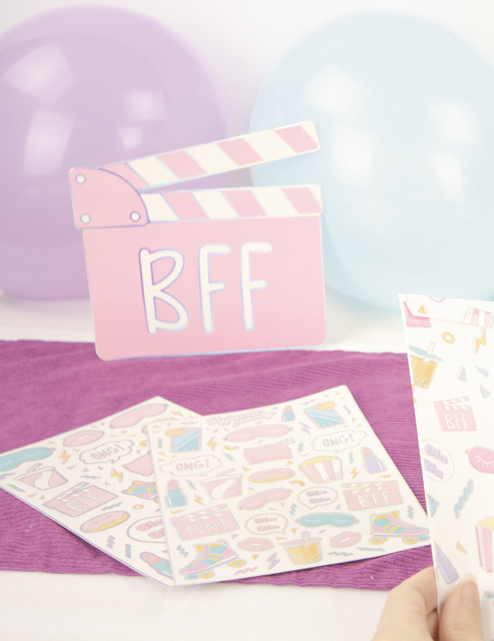 Planches de stickers et accessoires coordonnés des serviettes en papier festonnées pyjama party