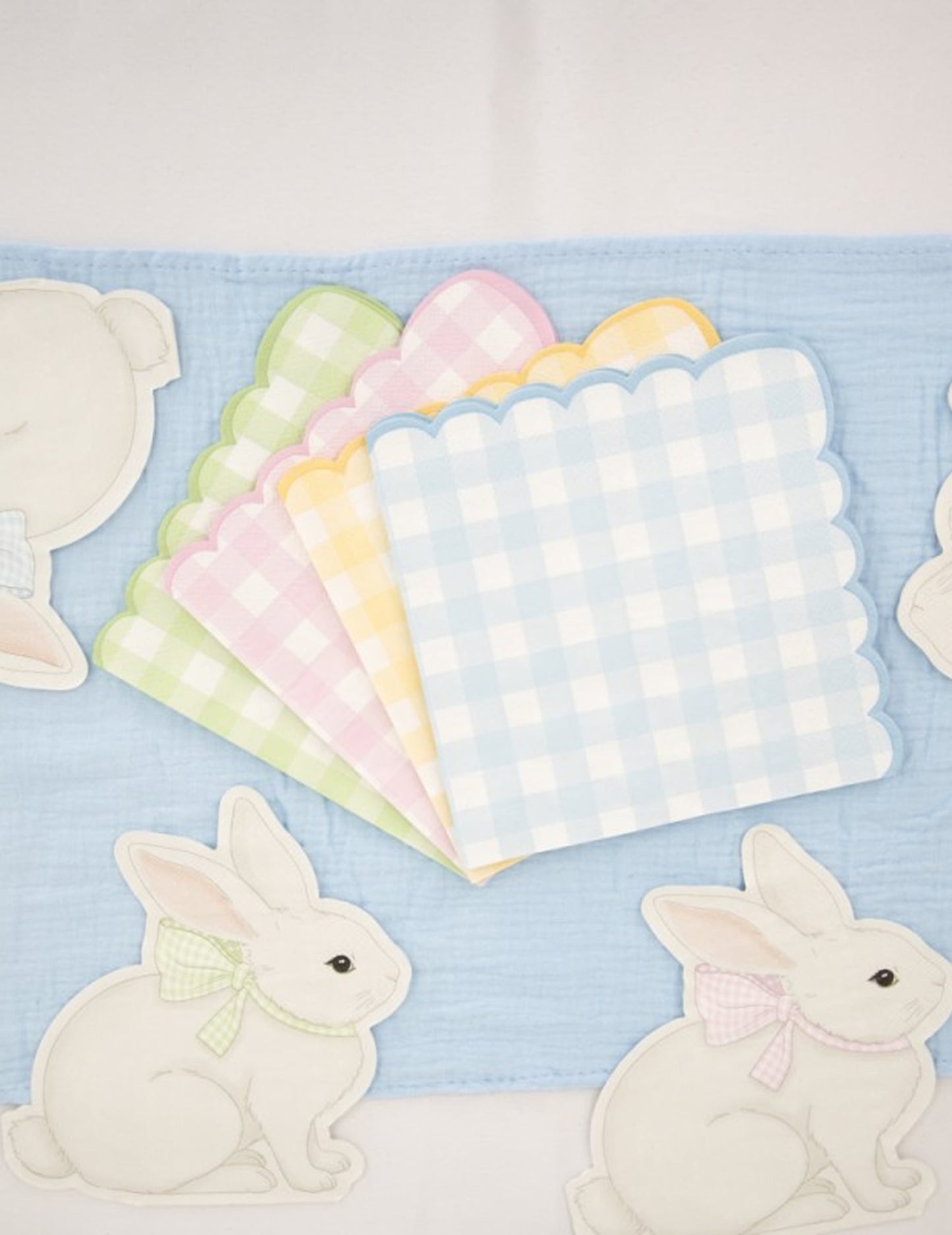 Détail des coloris des serviettes festonnées Vichy Pastel