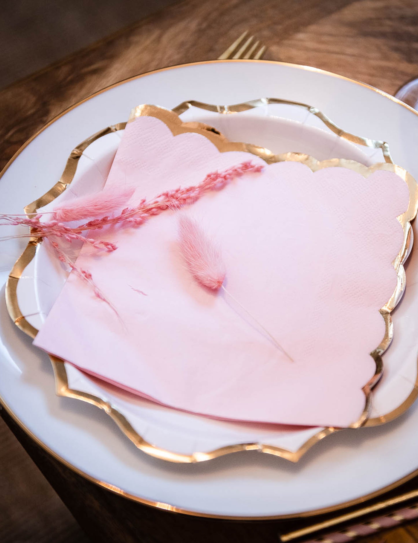 16 púdrovo ružových obrúskov so zlatými vlniatymi okrajmi, 33 x 33 cm papier