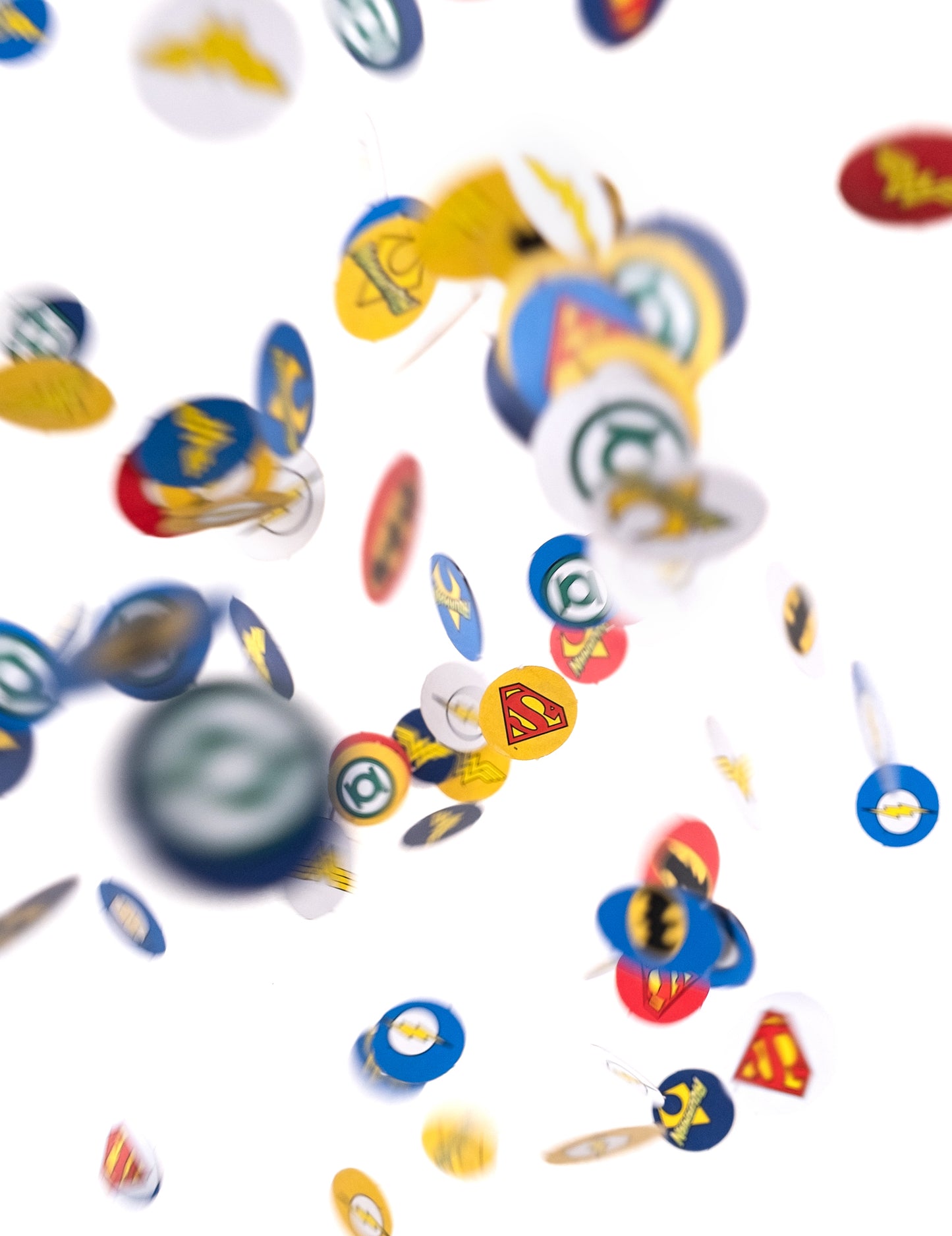 160 konfiet Liga spravodlivosti™ s priemerom 2 cm