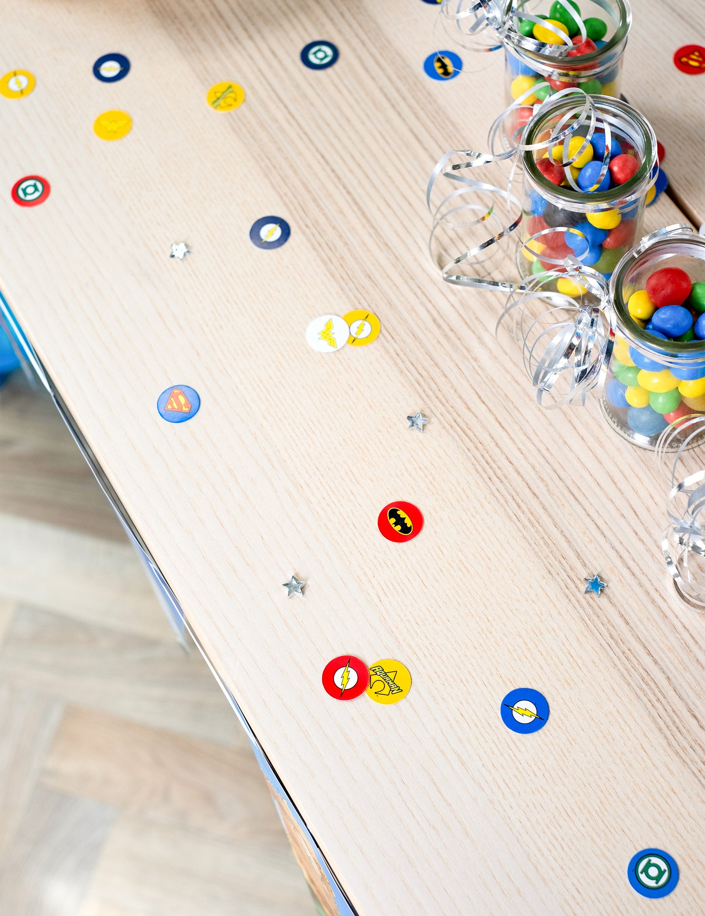 160 konfiet Liga spravodlivosti™ s priemerom 2 cm