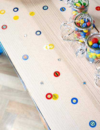 160 konfiet Liga spravodlivosti™ s priemerom 2 cm