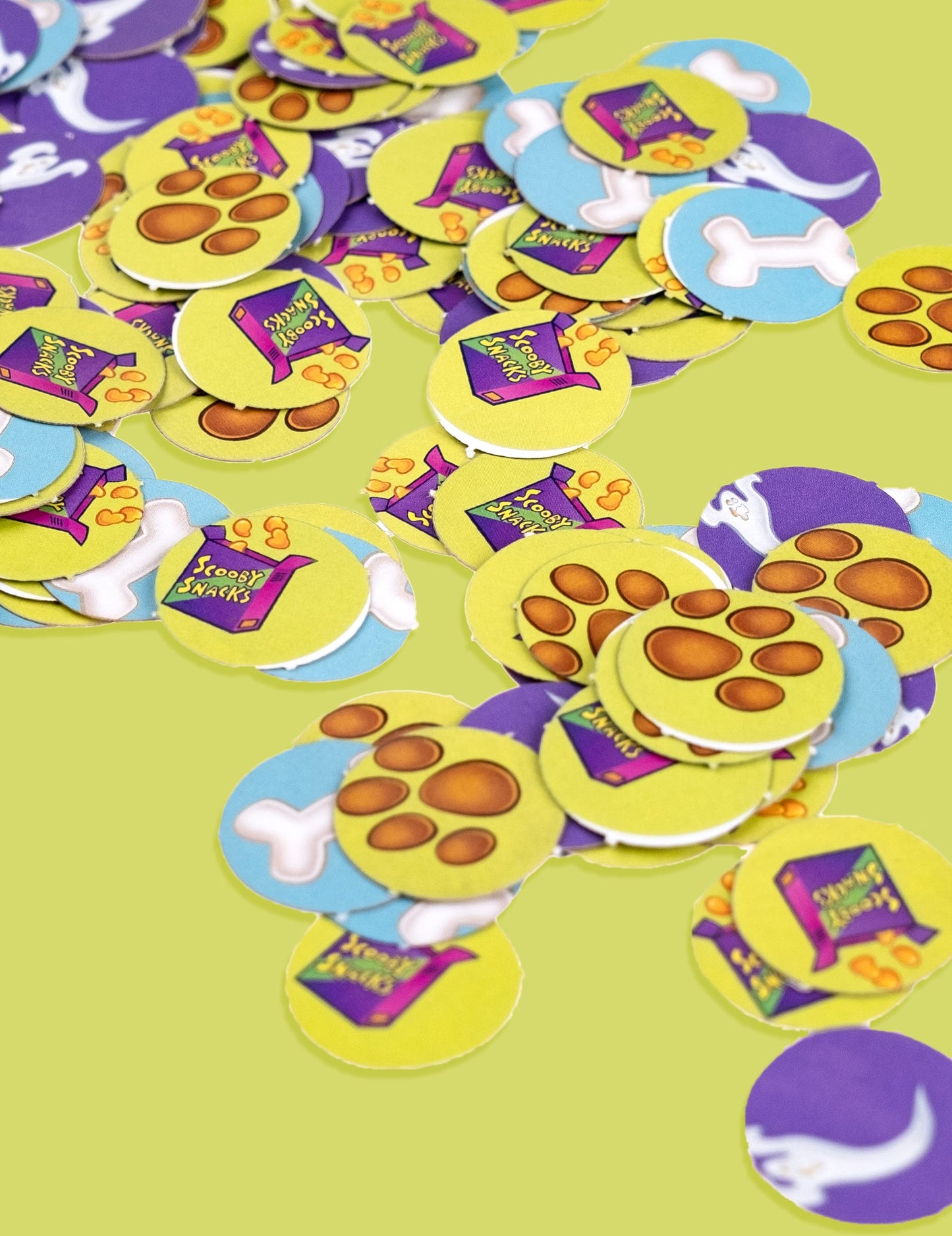 Gros plan sur les motifs des confettis Scooby-Doo pour fête