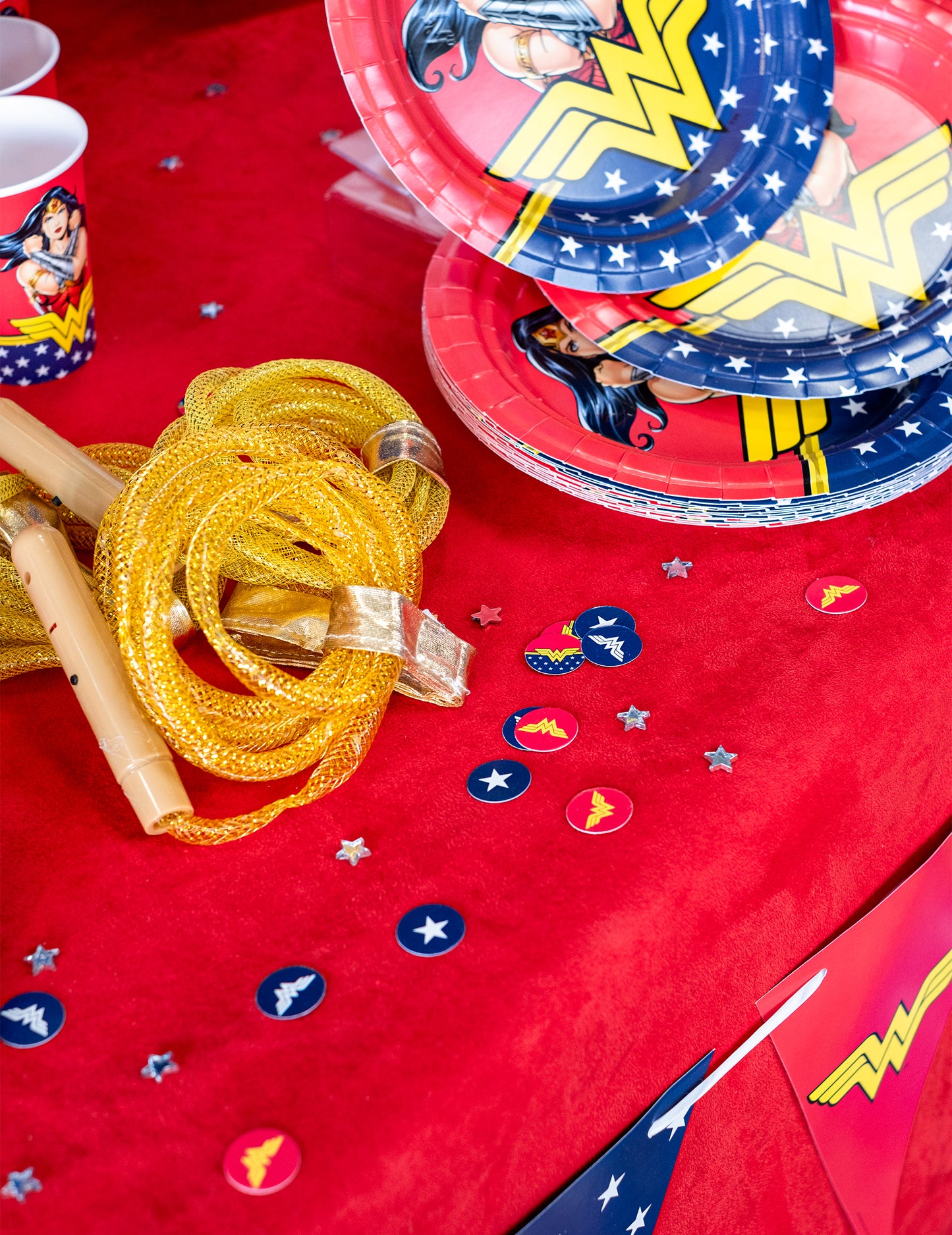 160 konfiet Wonder Woman™ 2 cm