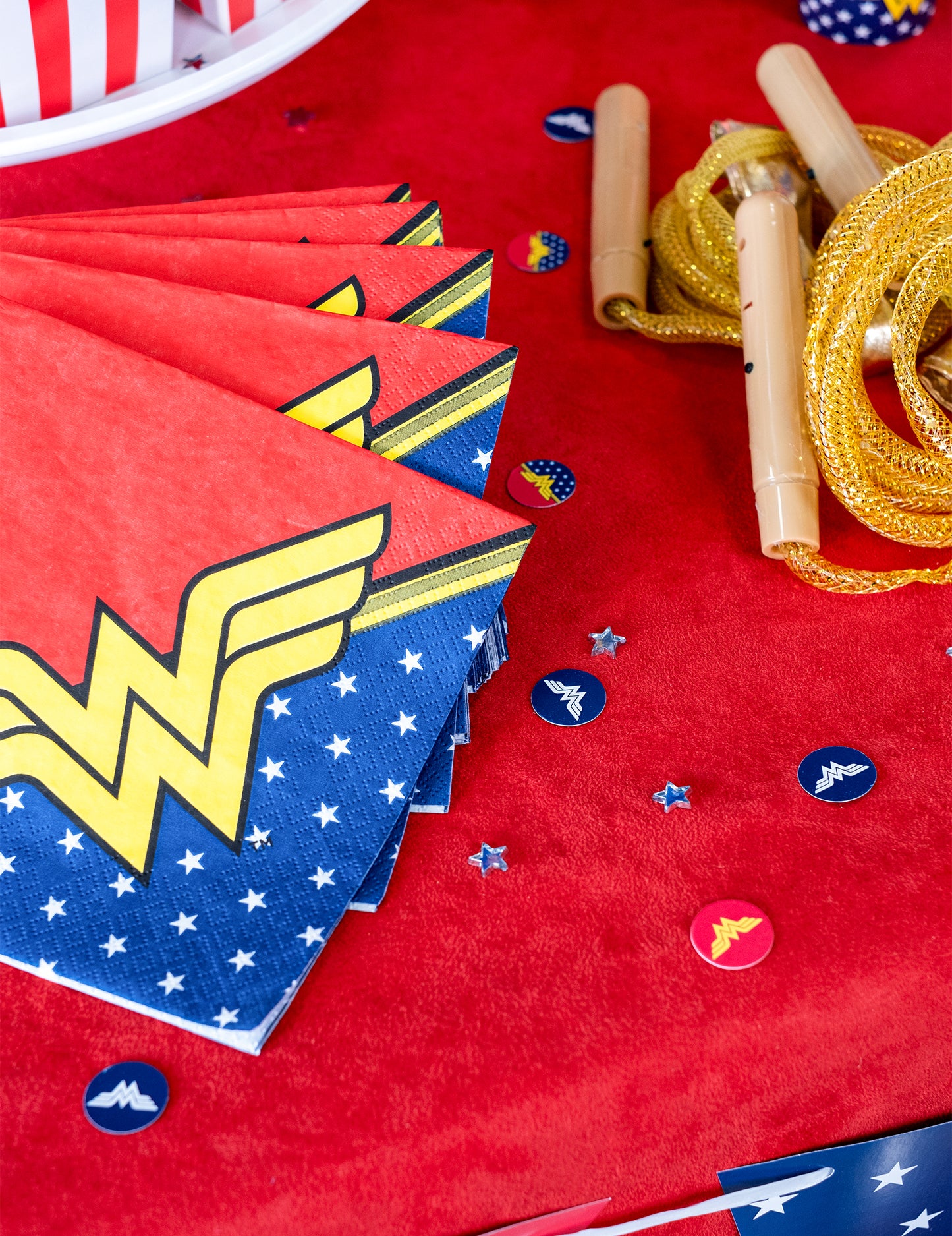 160 konfiet Wonder Woman™ 2 cm