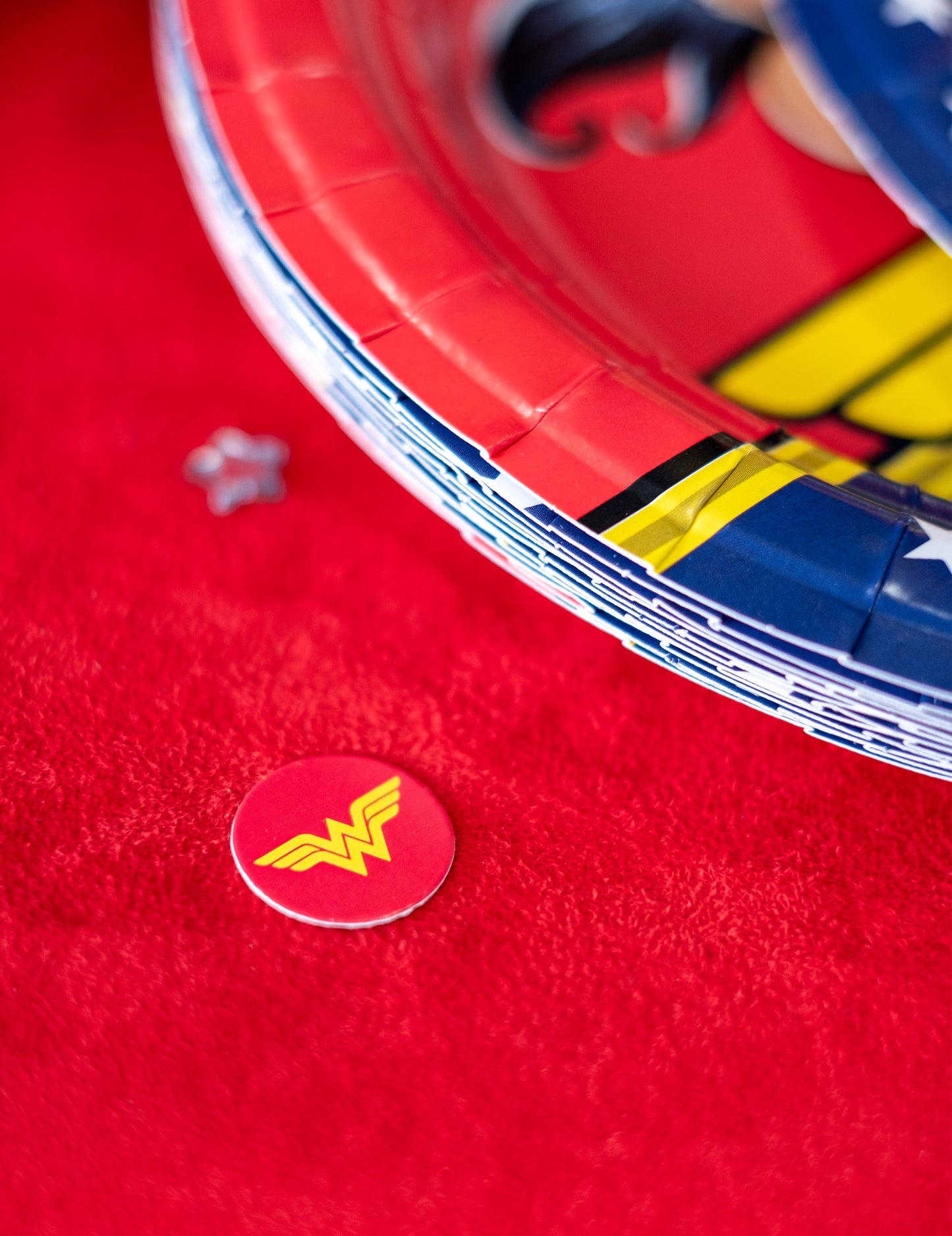 160 konfiet Wonder Woman™ 2 cm