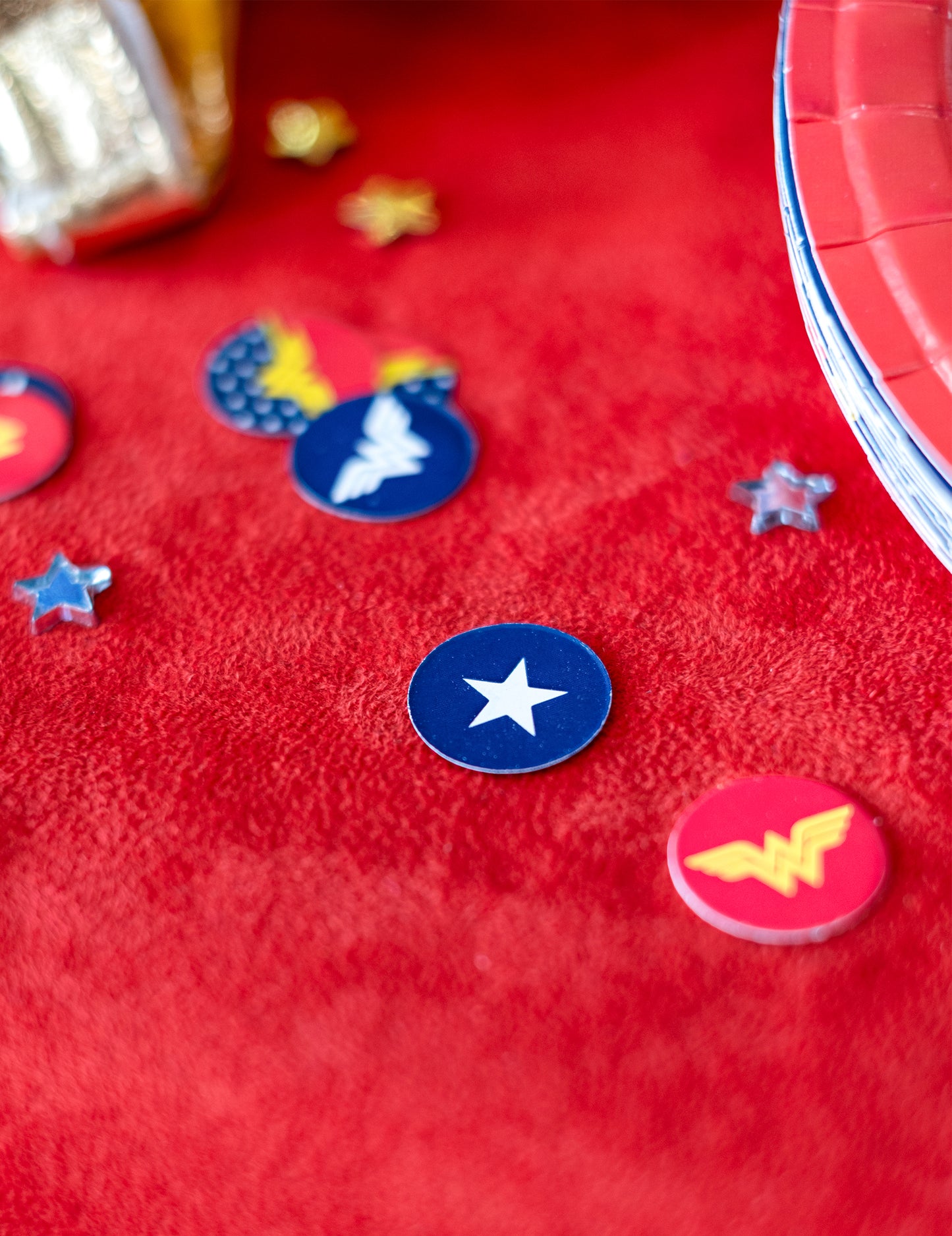 160 konfiet Wonder Woman™ 2 cm