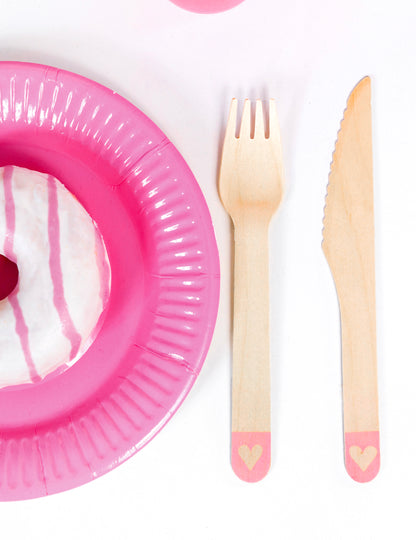 18 ružových drevených prestieraní so srdcom 16 cm jednorazové