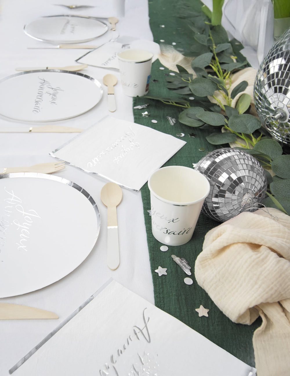 Mise en scène de table des boules disco pour fête dorées