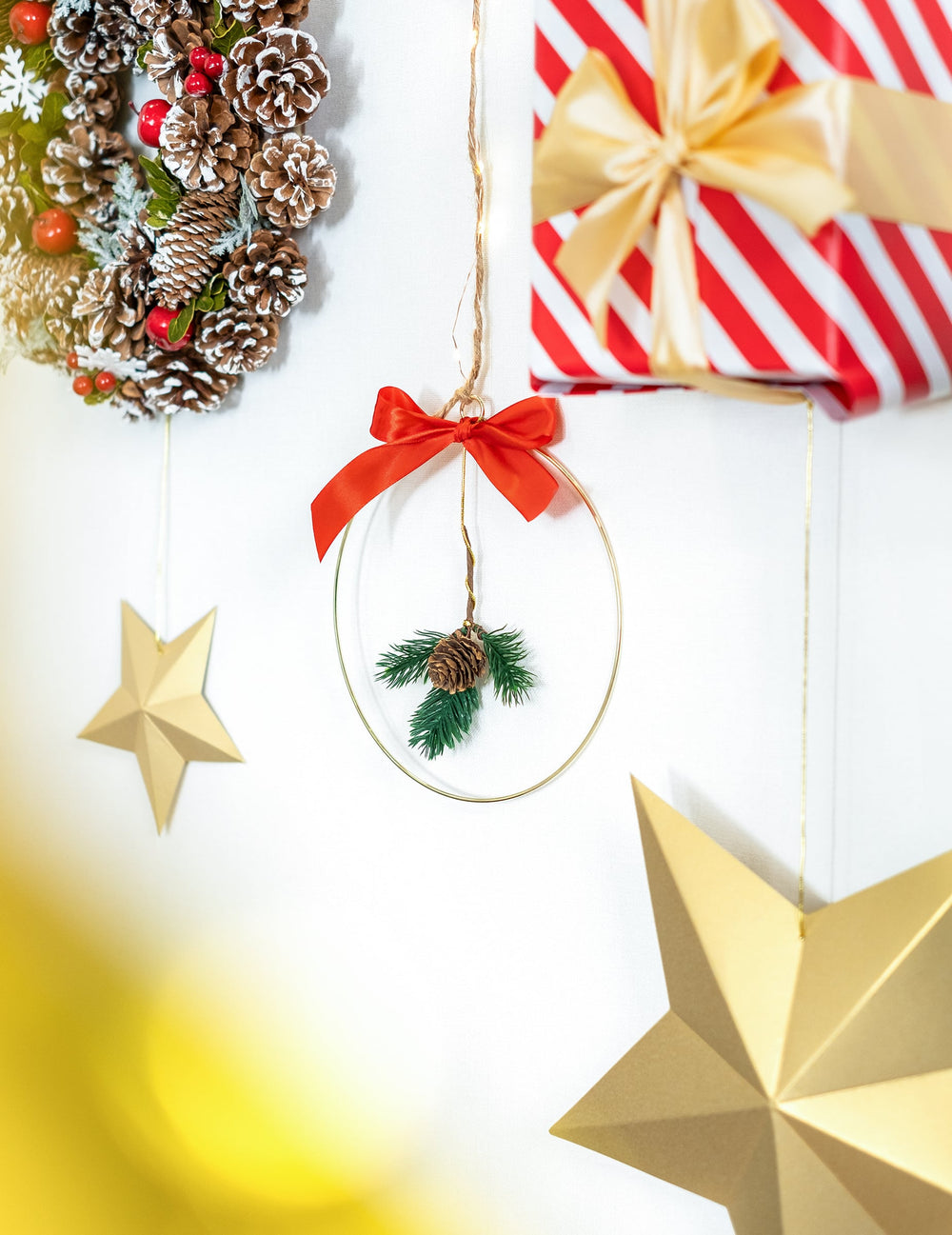 Mise en situation de Noël des cercles en métal pour couronnes pour décoration dorés