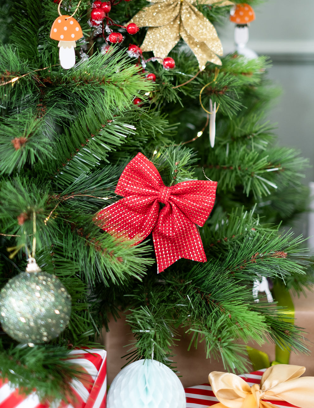 Mise en situation sur un sapin des nœuds en jute de Noël