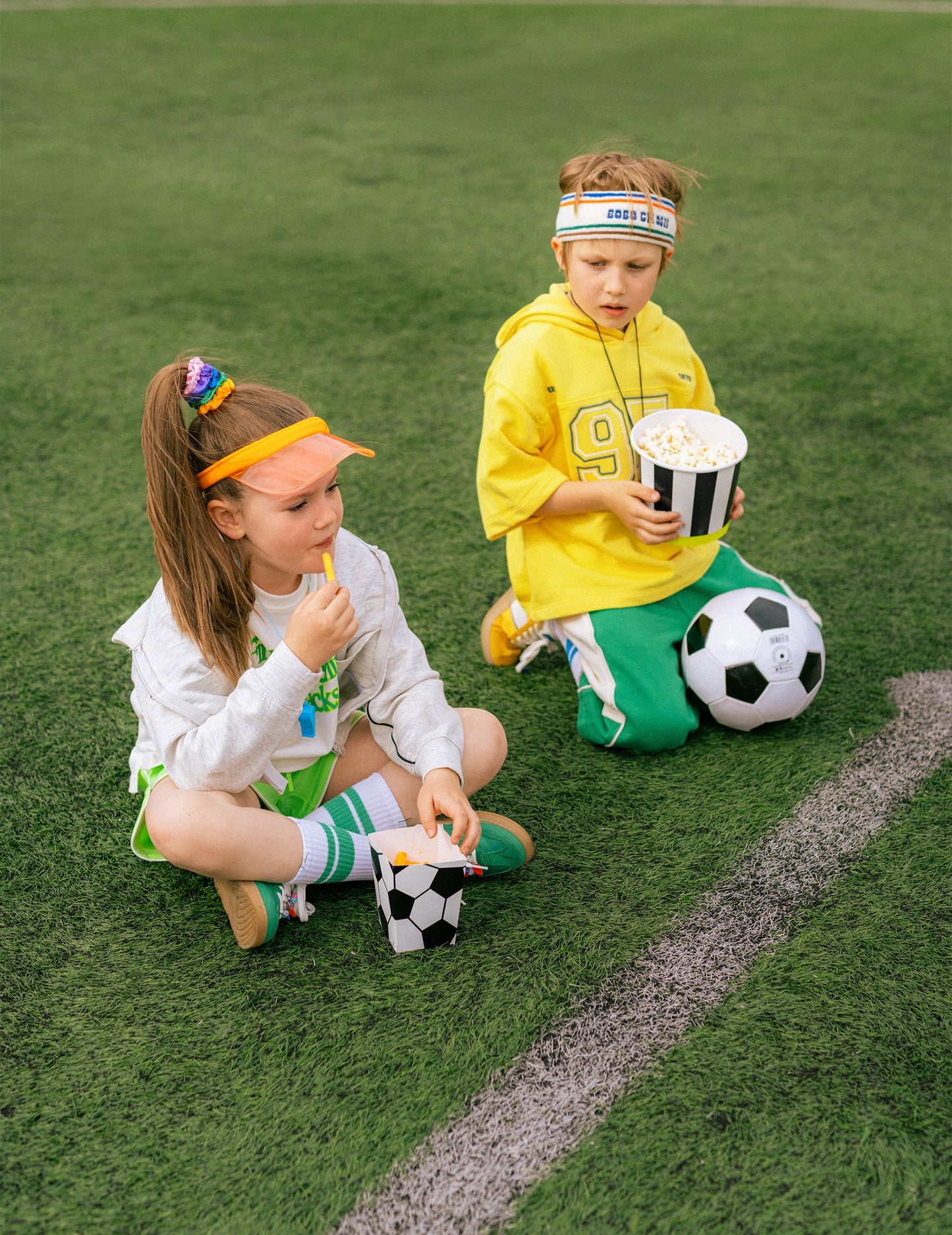 2 čiernobiele pruhované kartónové nádoby na občerstvenie 14 cm