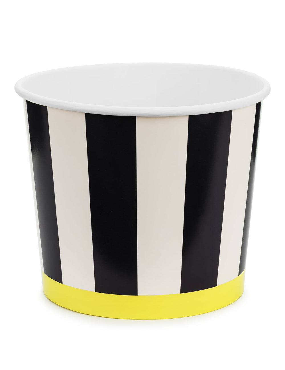 Mise en situation des pots à snacks en carton à rayures noires et blanches avec base jaune